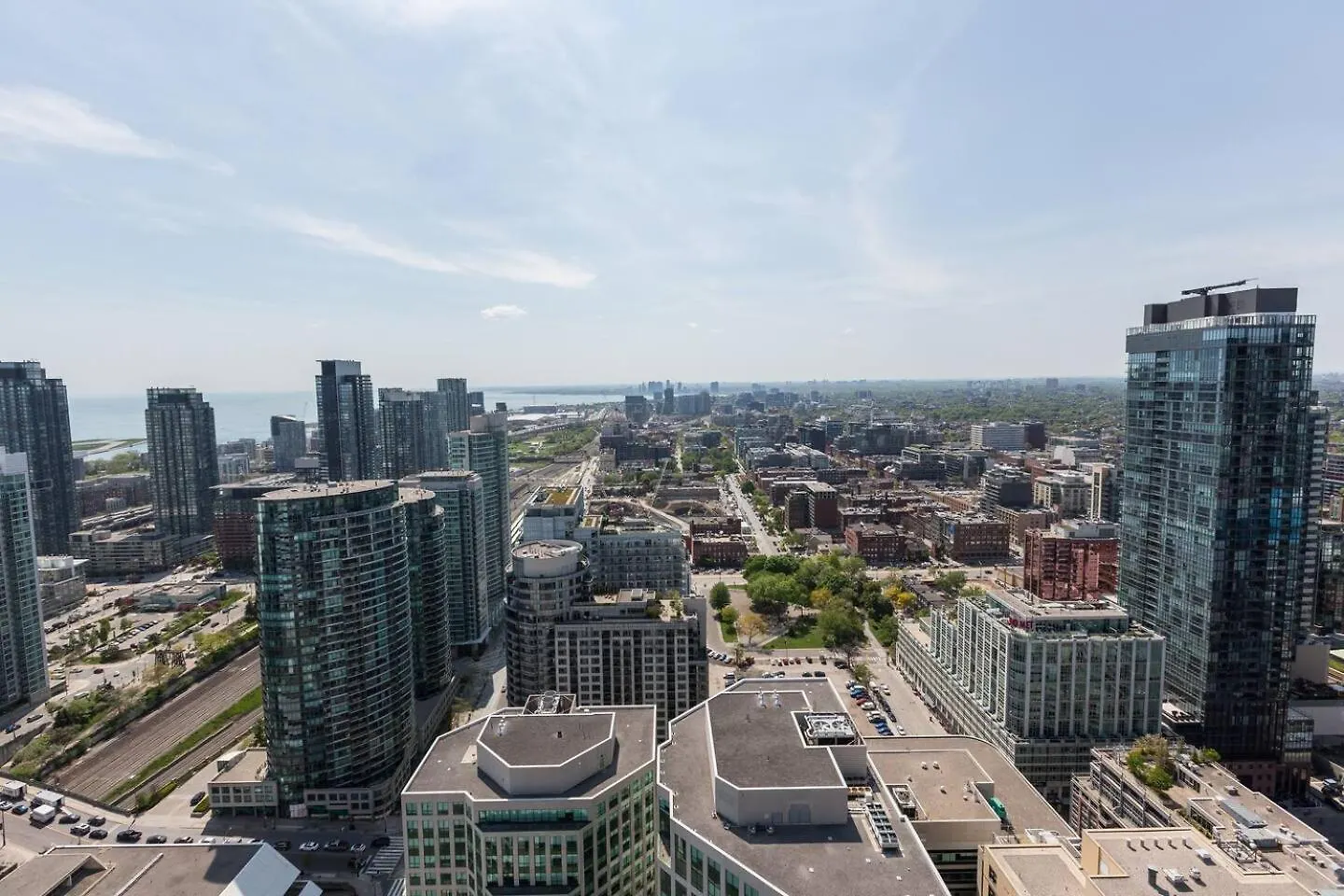 3Br Skyline Condo - By Cn Tower & Mtcc & Free Parking Toronto