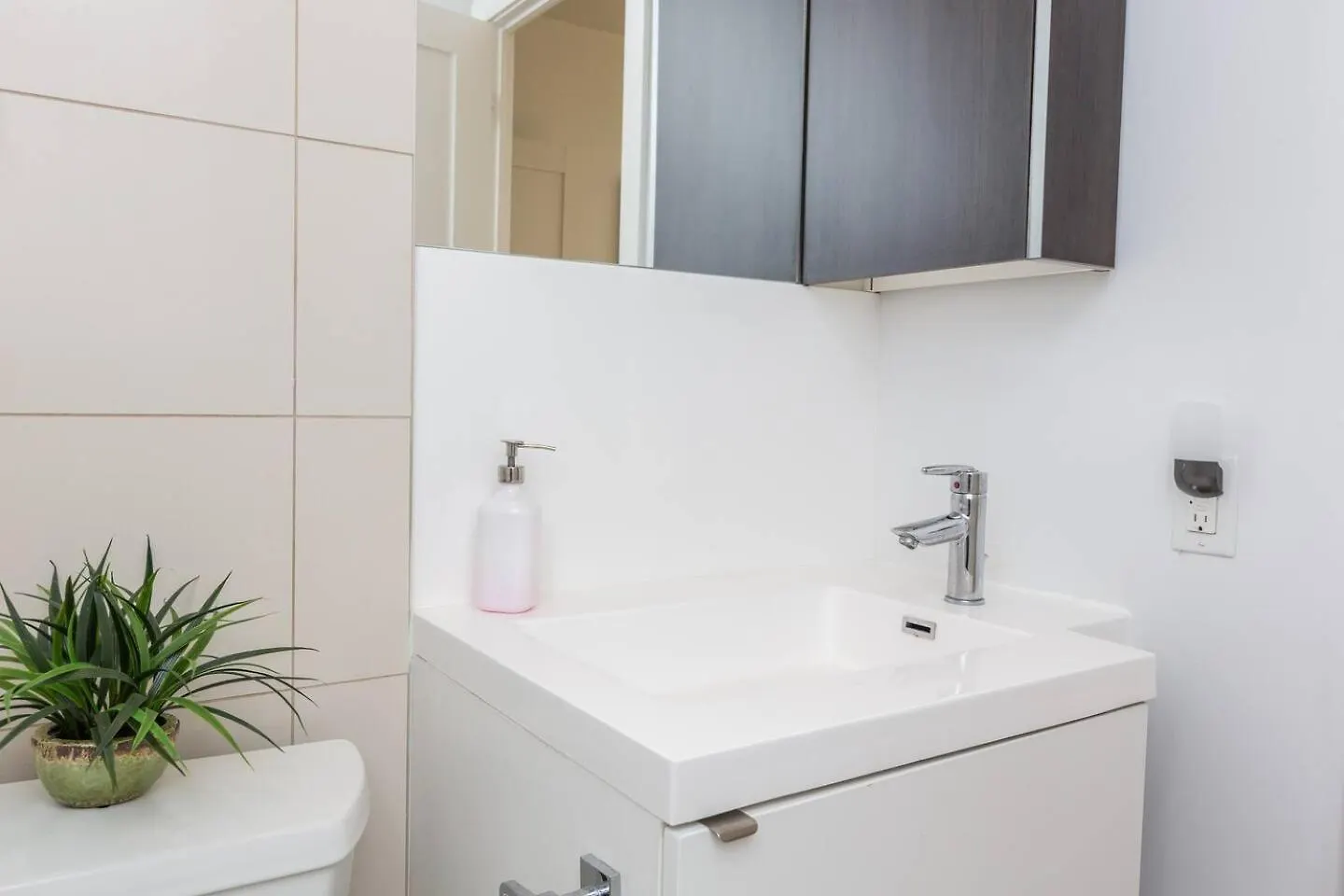 3Br Skyline Condo - By Cn Tower & Mtcc & Free Parking Toronto