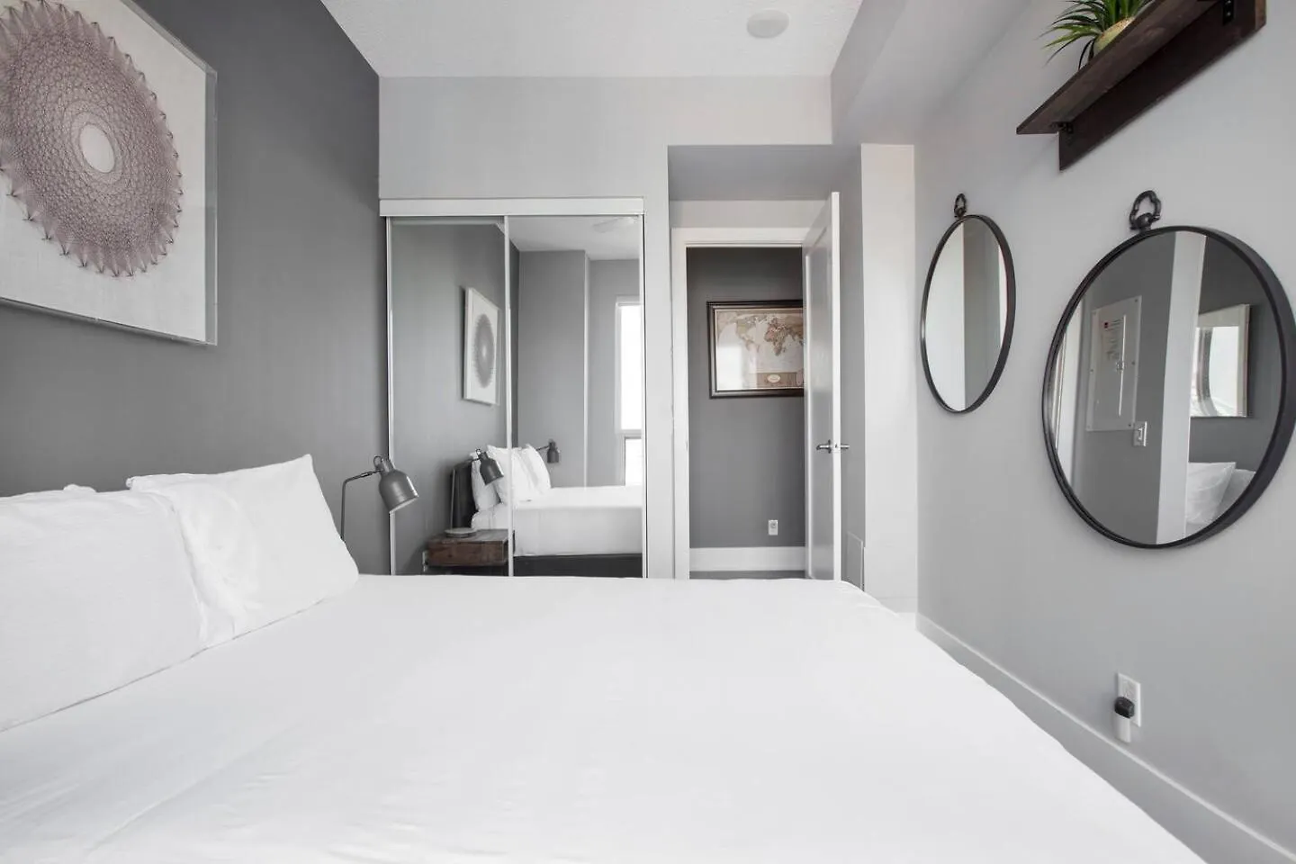 3Br Skyline Condo - By Cn Tower & Mtcc & Free Parking Toronto Apartment