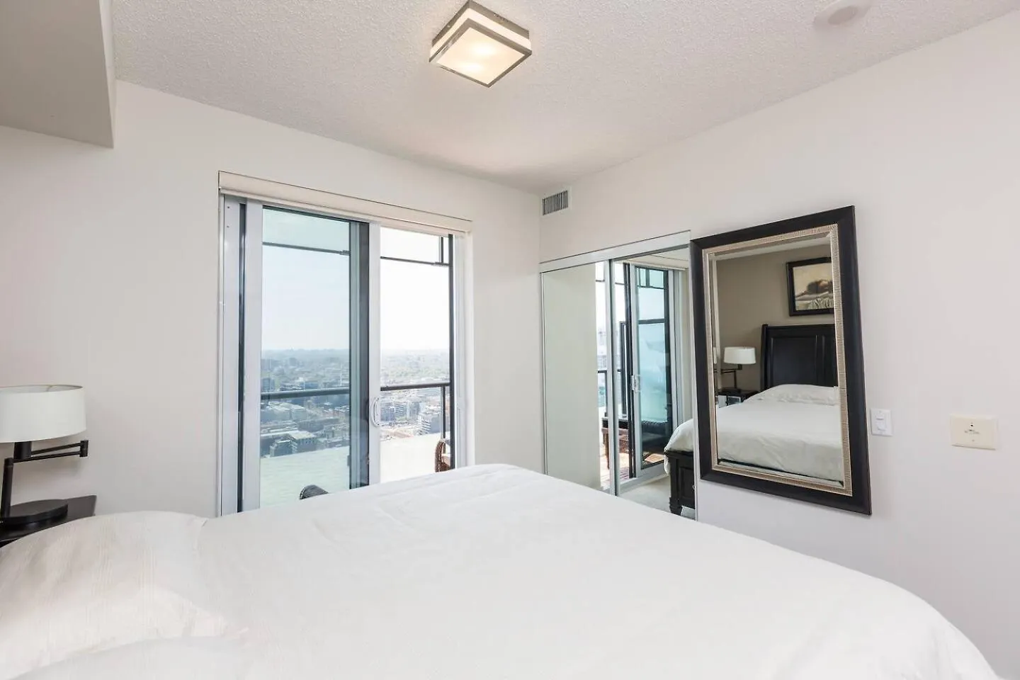 3Br Skyline Condo - By Cn Tower & Mtcc & Free Parking Toronto