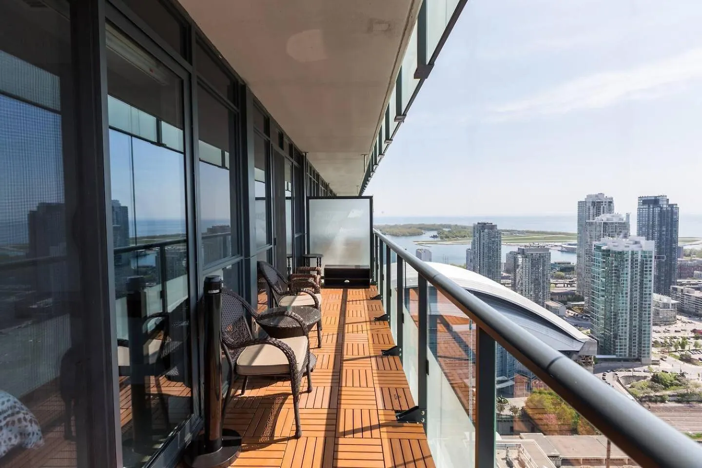 3Br Skyline Condo - By Cn Tower & Mtcc & Free Parking Toronto Apartment