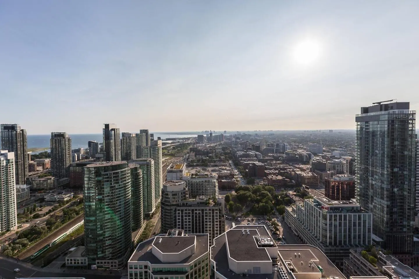 3Br Skyline Condo - By Cn Tower & Mtcc & Free Parking Toronto
