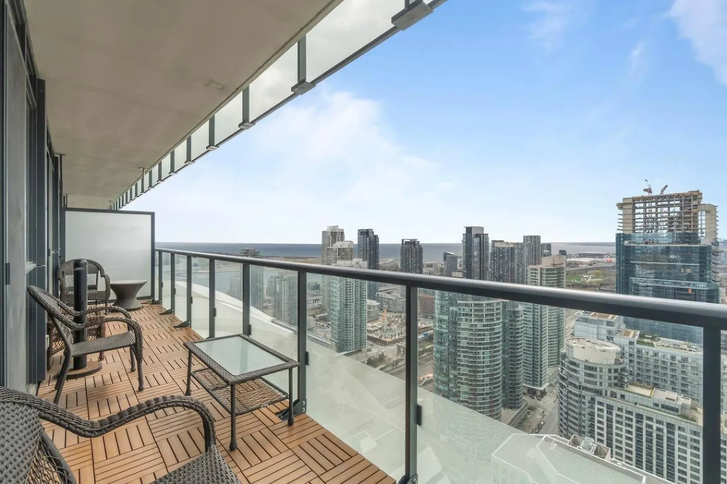 3Br Skyline Condo - By Cn Tower & Mtcc & Free Parking Toronto Canada