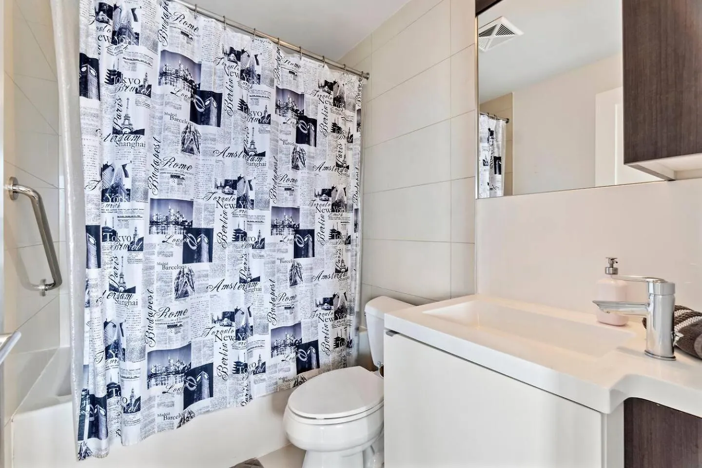 Apartment 3Br Skyline Condo - By Cn Tower & Mtcc & Free Parking Toronto Canada